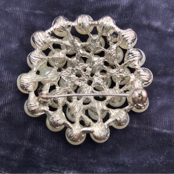 EUC vintage pearls and rhinestones brooch - Picture 4 of 5